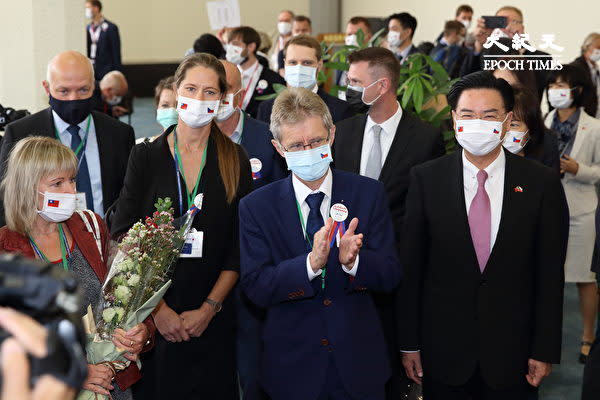 2020年8月30日、チェコのミロシュ・ビストルジル上院議長（中央）一行が台湾を訪問した。台湾の呉釗燮外相（右）が空港まで出迎えた（林仕傑/大紀元）