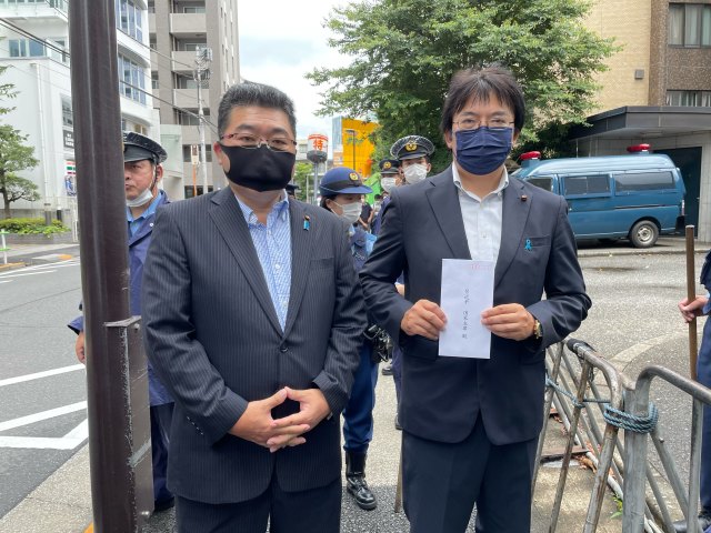 左から笠間昇・綾瀬市議と丸山治章・逗子市議（猿丸勇太/大紀元）