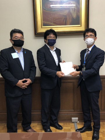 大島理森衆議院議長の秘書に陳情書を渡す丸山市議と笠間市議（野村旗守氏撮影）