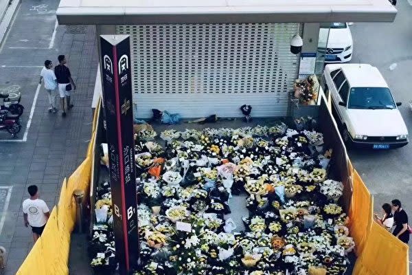 鄭州市地下鉄出口で、多くの市民が献花したが、当局はフェンスを設置した（微博）
