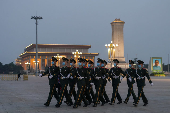 中国・北京の天安門広場で行進する中国軍の兵士たち=2020年4月28日（Lintao Zhang/Getty Images）