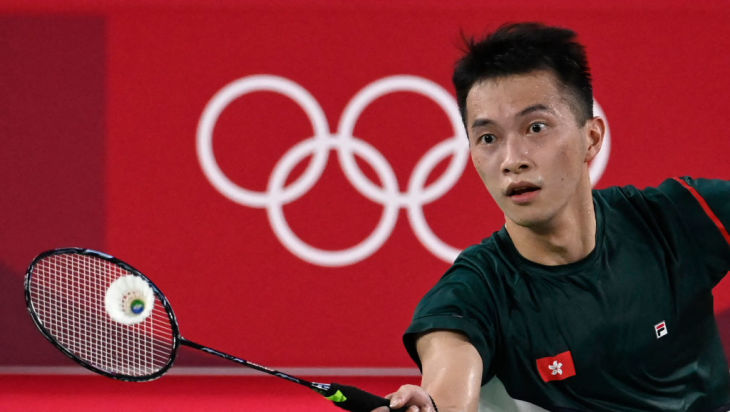 東京五輪に出場する、香港のバドミントン選手、伍家朗（Photo by ALEXANDER NEMENOV/AFP via Getty Images）