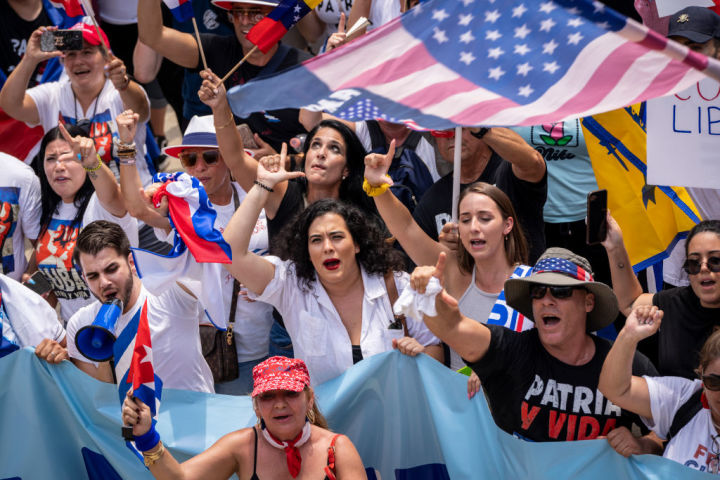 写真は7月26日、米国の首都ワシントンD.C.でキューバの自由化を求めるデモ (Photo by Drew Angerer/Getty Images)