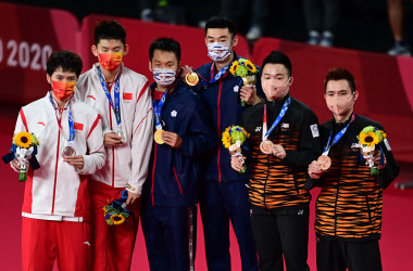 東京五輪バドミントン男子ダブルスの表彰式。台湾人選手が金メダルを獲得した(PEDRO PARDO/AFP via Getty Images)