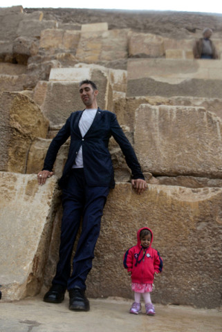 世界一身長が高い男性と世界一身長が低い女性 ピラミッド前で写真を撮る 大紀元 エポックタイムズ