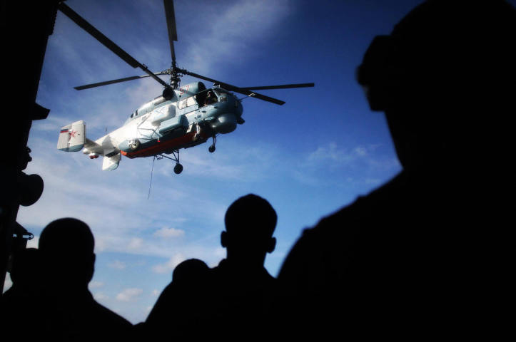 ベネズエラの深海で行われた海軍合同演習「VenRus 2008」で、ロシアのKA-27ヘリコプターを観察するベネズエラ海軍の兵士たち=2008年12月2日イメージ写真(Maiquel Torcatt/AFP via Getty Images)