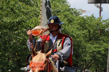 ほら貝を吹く騎馬武者(相馬野馬追執行委員会より)
