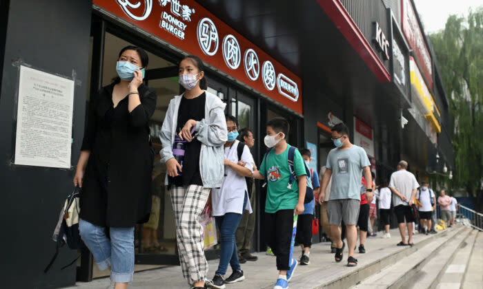 北京で、放課後の学習塾塾に通う子供たちと付き添う親 （Noel Celis/AFP via Getty Images）