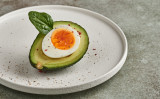 写真半分のアボカドと卵で、美味しくて栄養価の高い朝食が食べられます （Vit57r / PIXTA）