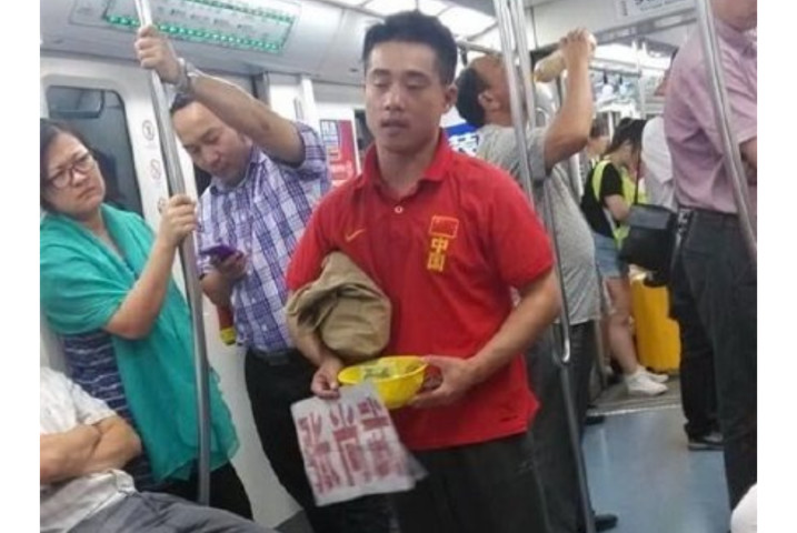 地下鉄内で乞食する元世界チャンピオンの張尚武さん(微博)