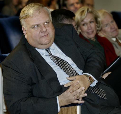 元米国大統領補佐官（経済担当）のローレンス・リンゼー（Lawrence B. Lindsey）氏（PAUL J. RICHARDS/AFP via Getty Images）