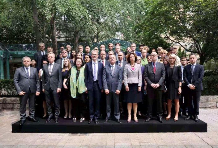 25カ国から50人以上の外交官が並び、厳しい目線を送る(在中国カナダ大使館)