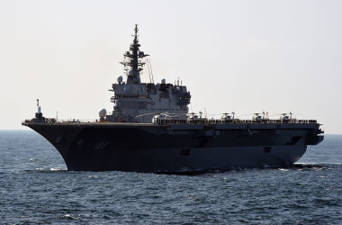 海上自衛隊の護衛艦「いずも」 (Photo credit should read TORU YAMANAKA/AFP via Getty Images)