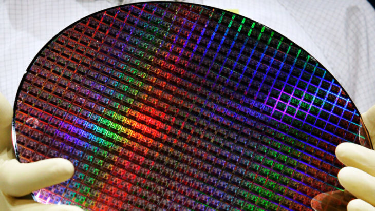 米半導体メーカーAMDが製造した300mmウェーハ。 (Carsten Koall/Getty Images)