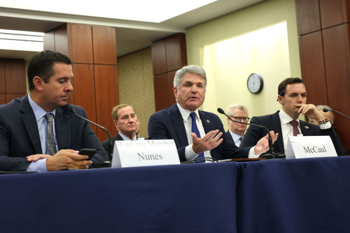 7月29日、米国会議事堂で新型コロナウイルスの発生源について証言を行う共和党議員マイケル・マコール氏(中央)(Photo by Kevin Dietsch/Getty Images)