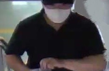 監視カメラに映った被疑者の男(警視庁公式ツイッターより)