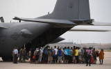米軍の輸送機に乗り込む人々（Photo by PIERRE-PHILIPPE MARCOU/AFP via Getty Images）