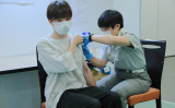 8月2日、東京の青山学院大学で、ワクチン接種を行う若者 （Photo by ROBYN BECK/AFP via Getty Images）