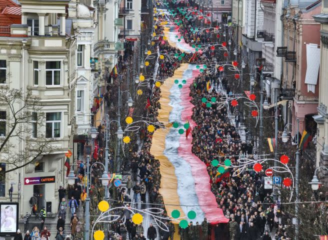 ソ連から離脱した30周年記念でお祝いするリトアニア国民たち。2020年3月11日撮影。（Photo by PETRAS MALUKAS/AFP via Getty Images）