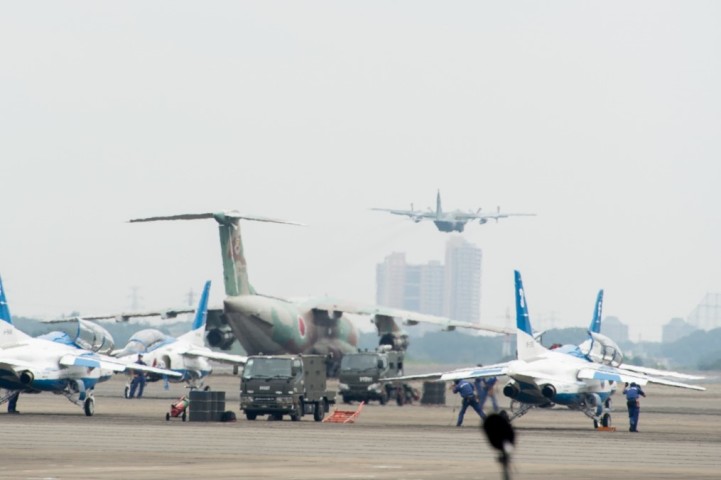 パラリンピック開幕で飛行準備を行うブルーインパルスと、アフガンに飛び立つ自衛隊機C-130輸送機が一枚の画に収まる（防衛省）