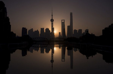 上海市浦東新区陸家嘴金融貿易区。2016年11月11日撮影(JOHANNES EISELE/AFP via Getty Images)