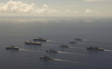 英国やオランダ、米国、日本の強力な海軍部隊が、沖縄南部で演習を行った。（イギリス国防省提供）