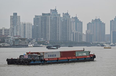 2021年3月5日、上海の黄浦江にコンテナを運ぶ船舶（Hector RETAMAL / AFP）