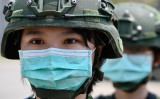 軍事演習に参加する中華民国軍の女性兵士。2020年4月撮影。 （Photo by SAM YEH/AFP via Getty Images）