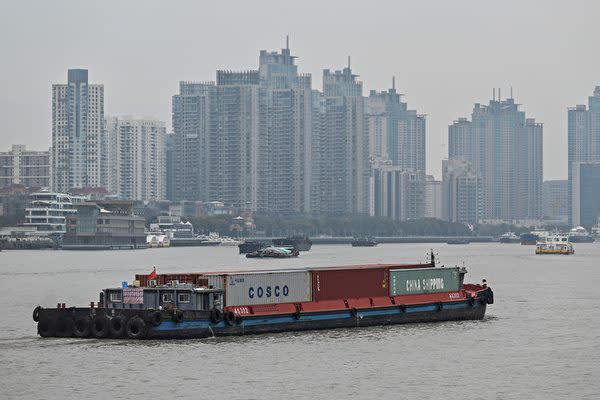 2021年3月5日、上海の黄浦江にコンテナを運ぶ船舶（Hector RETAMAL / AFP）