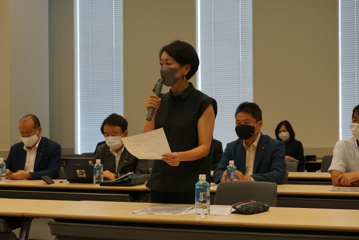 会合で発言する山尾志桜里議員(王文亮/大紀元)