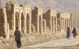 2009年11月11日、シルクロードの一つとして知られるバーミヤン旧市街を歩くアフガンの男性と女性。遺跡の一部はタリバンによって破壊された。（Photo by SHAH MARAI/AFP via Getty Images）