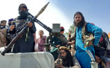 アフガニスタン東部都市ジャラーラーバードに入ったタリバンの戦闘員（Photo by -/AFP via Getty Images）