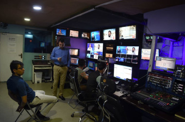 2018年、カブールにあるスタジオで収録作業を行うテレビ局TOLOのスタッフ。参考写真 (WAKIL KOHSAR/AFP via Getty Images)
