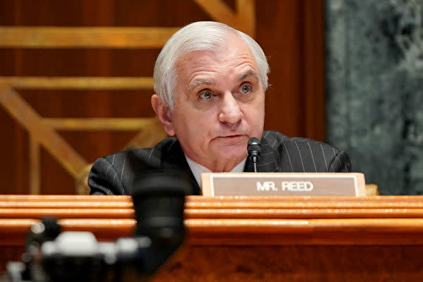 写真は、米上院軍事委員会のジャック・リード委員長（GREG NASH/POOL/AFP via Getty Images）