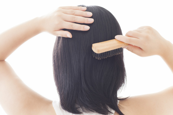 黒髪女性ブラッシングイメージ foly / PIXTA(ピクスタ)