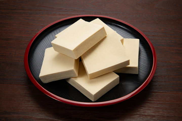 「豆腐」と呼ばれる製品にはいくつかの種類があり、適切なものを食べると、体重を減らし、カルシウムを補給し、筋肉量を増やすことができます（ Caito / PIXTA）