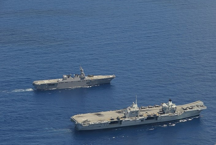 8月25日～26日、護衛艦「いせ」及び同「あさひ」は、沖縄周辺海域において英海軍空母「クィーンエリザベス」打撃群とともに日米英蘭共同訓練を実施している様子。（＠海上自衛隊　自衛艦隊（公式）により）