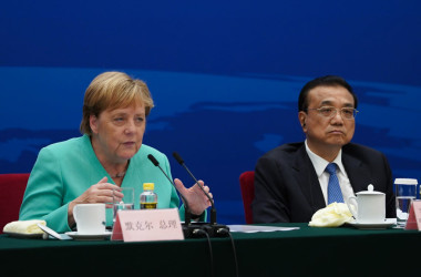 2019年9月6日、北京市の人民大会堂で開催された「独中対話フォーラム」で中国の李克強首相（右）の隣でスピーチを行う独メルケル首相（ANDREA VERDELLI/AFP via Getty Images）
