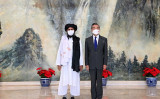 2021年7月28日、タリバンの共同創設者アブドゥル・ガニ・バラダル師（左）と中国の王毅外相（右）が中国の天津で会談した（AFP）