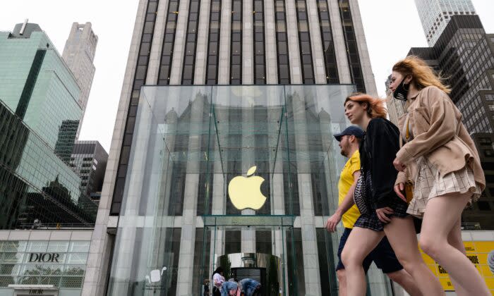 2021年7月13日、ニューヨークでアップルストアの前を通る人々 (Angela Weiss/AFP via Getty Images)