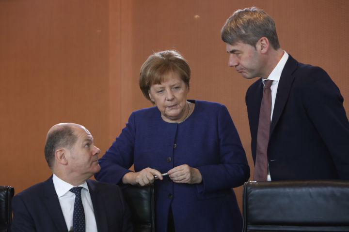 2019年3月、首相官邸で会議を行うメルケル独首相とヤン・ヘッカー外交顧問（当時）（Photo by Michele Tantussi/Getty Images）