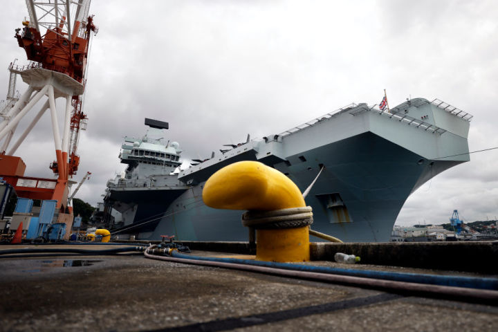 港に係留されているイギリス海軍空母「クイーンエリザベス」 （Photo by Kiyoshi Ota - Pool/Getty Images）