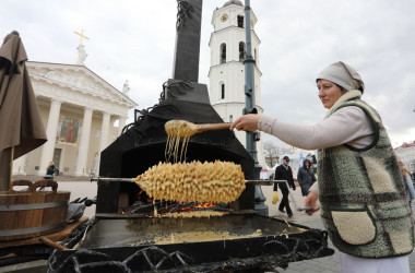 リトアニアとポーランドの名物シャコティス。伝統的なケーキの一種（Photo by PETRAS MALUKAS/AFP via Getty Images）