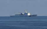 2019年5月14日、南シナ海のスカボロー浅瀬付近で行われた米国とフィリピンの沿岸警備隊による合同捜索・救助演習のエリアに沿って航行する中国の沿岸警備隊の船（TED ALJIBE/AFP via Getty Images）