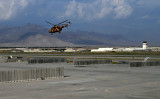 バグラム空軍基地から離陸するヘリコプター。7月5日に撮影（Photo by WAKIL KOHSAR/AFP via Getty Images）