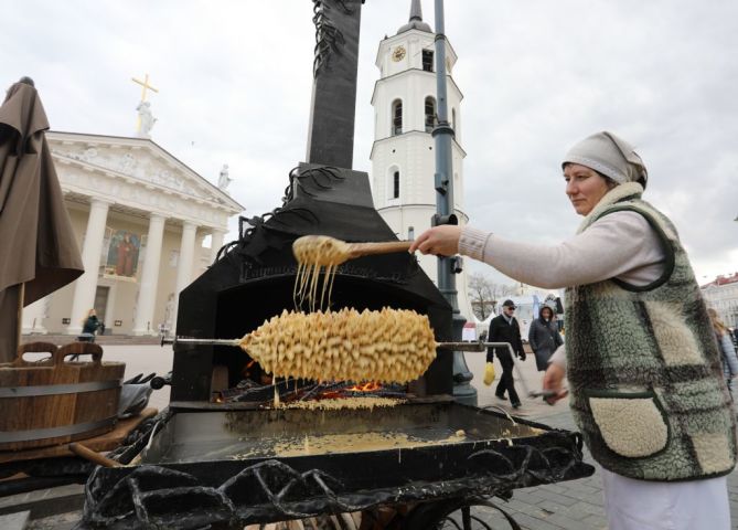 リトアニアとポーランドの名物シャコティス。伝統的なケーキの一種（Photo by PETRAS MALUKAS/AFP via Getty Images）