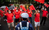 2021年7月1日、新宿で行われた中国民主化支持のデモに抗議する在日中国人（Gettylmages）