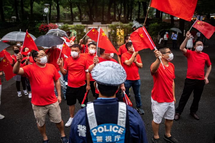 2021年7月1日、新宿で行われた中国民主化支持のデモに抗議する在日中国人(Gettylmages)