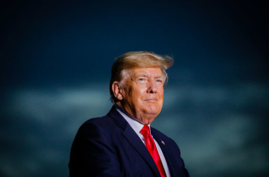 トランプ氏は9.11事件の記念日にNY警察署をサプライズ訪問した。写真は7月3日、フロリダ州での集会に参加するトランプ氏。(Photo by Eva Marie Uzcategui/Getty Images)