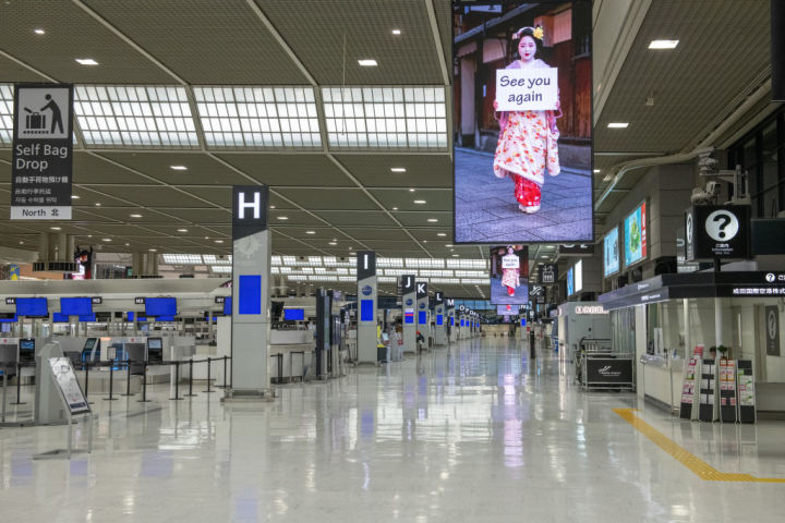 成田空港国際線出国ロビーの様子、2020年4月撮影。参考写真（Photo by Carl Court/Getty Images）